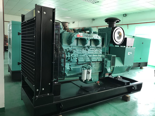 200KW 康明斯發機電組 (1).jpg